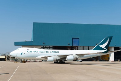 キャセイパシフィック航空、貨物専用機B747-400ERF新塗装1号機を初公開 画像