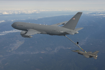 ボーイングと米空軍、KC-46A第1回給油フライトに成功 画像