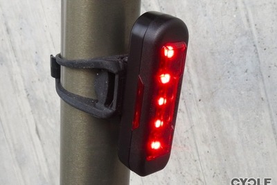 暗くなると自動で点灯…充電式テールライトでもっと安全に 画像
