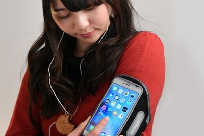 光るLEDがナイトランを護る、5.7インチ対応スマホケース 画像