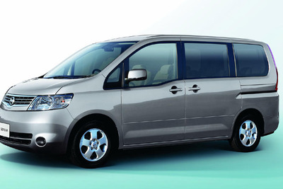 日産 セレナ に人気装備を装着した特別仕様 画像