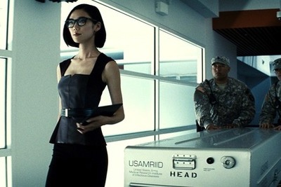 「バットマン対スーパーマン」…ヒーロー衝突の裏に謎の日本人女性 画像