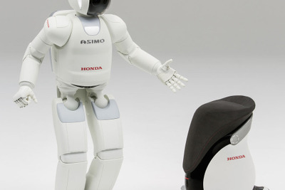 ASIMO、成田空港で訪日外国人を出迎え…入国審査前エリアでは国内初 画像