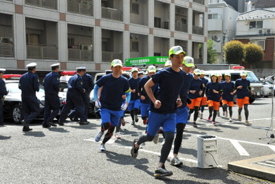 ポリス・ランナーで駆け抜ける交通安全運動出動式...警視庁戸塚署 画像