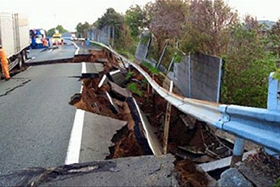 九州自動車道、路面陥没や段差など多数発生…熊本地震 画像