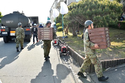 関西テレビの中継車、被災者のガソリンスタンド列を無視して割り込み 画像