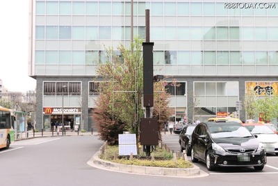街中で危険を知らせるLEDパネルが多言語化、地震速報も転送 画像