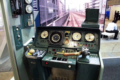 【駅と空港の設備機器展】103系運転台で軽量ホームドアを体験、ハンズフリー改札も…日本信号 画像