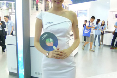 【COMPUTEX 11】美女写真蔵…男子濃度が高い中で 画像