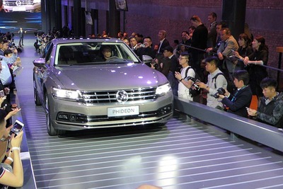 【北京モーターショー16】50mのスロープを新型車が駆け巡る…VWグループ前夜祭 画像
