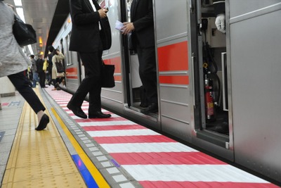 東京メトロ、九段下駅ホームを赤白塗装…ベビーカー事故受け 画像