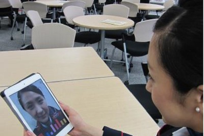 JAL、客室乗務員が「最高の笑顔」のデジタル化に協力 画像