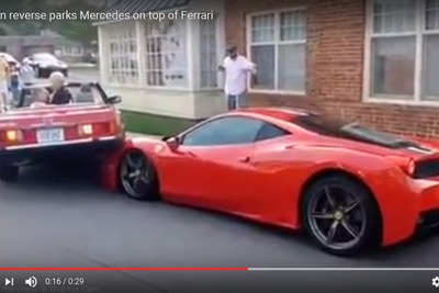 メルセデス、縦列駐車に失敗…フェラーリに乗り上げる［動画］ 画像