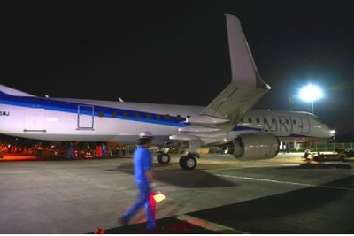 気をつけて! 公道を横断する飛行機---MRJ組立中のひとコマ 画像