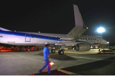 気をつけて！ 公道を横断する飛行機---MRJ組立中のひとコマ 画像