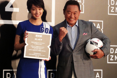 剛力彩芽、豪快な一発を決めた…スポーツ中継トラック出発式［フォトレポート］ 画像