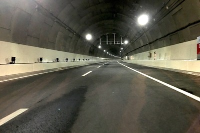 首都高速 横浜北トンネルのすべり台式非常口を体験 画像