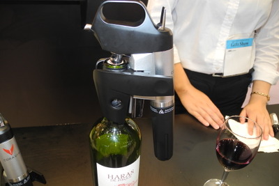 【ギフトショー16】まるで手品のよう、コルクを抜かずにワインが飲める…コラヴァン 画像