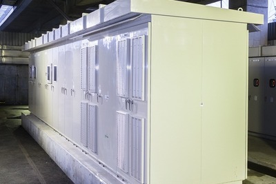 GSユアサ、多摩モノレールの変電所に回生電力貯蔵装置を納入 画像