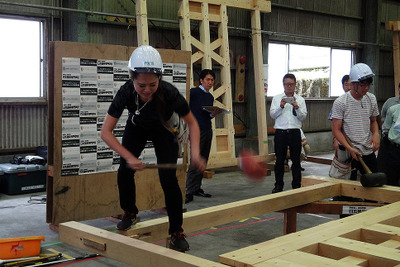 より強く、もっと速く！　建築女子もガチ勝負、木造耐力壁の綱引き大会［フォトレポート］ 画像