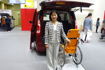 【福祉機器展16】日産 星野専務「20年のノウハウを投入」…セレナ の車椅子仕様車を初公開 画像
