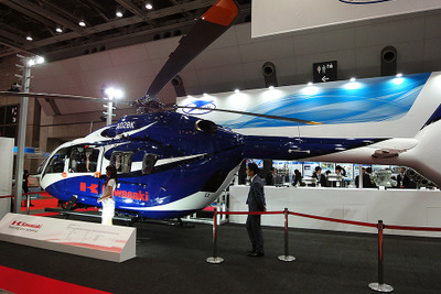 【国際航空宇宙展16】屋内に実機がドーン! 最新国産ヘリを間近に 画像