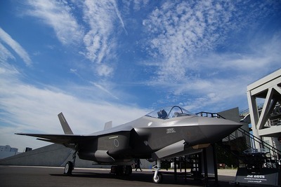 【国際航空宇宙展16】ステルス戦闘機 F-35A の実物大モックアップ展示、操縦席にも座れる 画像
