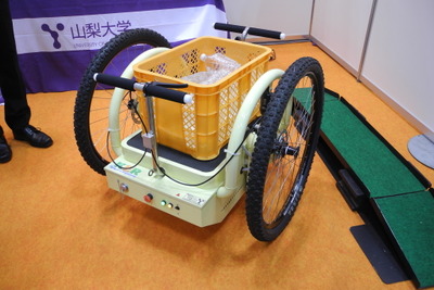【ロボットウィーク16】山梨大学、坂道でも荷台が傾かない二輪運搬ビークルを披露 画像