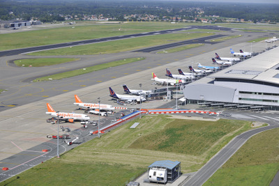ブリュッセル空港、所持品検査を行う仮設施設を撤去へ 画像