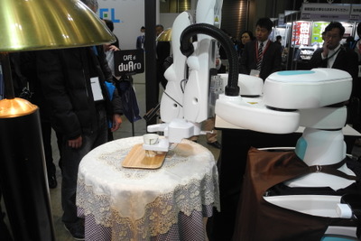 【セミコン2016】川崎重工のブースでロボットがコーヒーを給仕、来場者に好評 画像