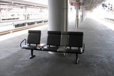 駅ホームのベンチを「平行」から「垂直」に…北陸本線の4駅 画像
