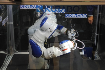 【ロボデックス2017】クラボウ、3Dカメラを組み込んだロボットを開発…事業の柱に育成を 画像