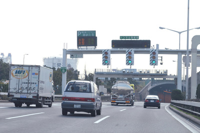 工事中標識から垂れ下がったケーブルが走行車両に接触、首都高湾岸線で事故発生 画像