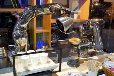 【CES 2017】1000万円のコーヒーメーカー!?　ロボットアームがバリスタの動きを再現 画像