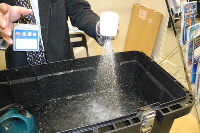 【町工場見本市2017】シャワーにつけるとお湯がミクロの泡状に…マイクロバブ 画像