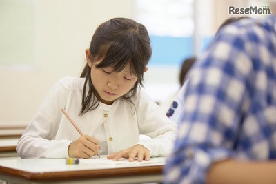 子どもの家庭学習の時間、共働き世帯と専業主婦世帯で差がない 画像