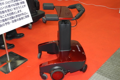 【CareTEX2017】介護用ロボットのRT.ワークス、開発中のロボットウォーカーを披露…屋内移動をサポート 画像
