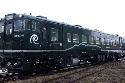 道南いさりび鉄道「夏」イメージの新塗装車が発進 3月26日 画像
