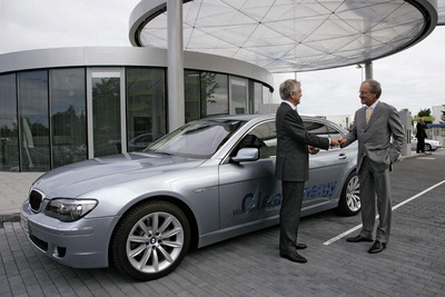 BMW、ハイドロジェン7 をリンデAG会長に貸与 画像