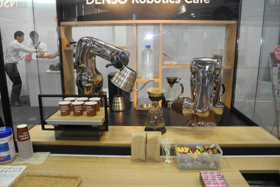 【FOOMAジャパン2017】初出展のデンソーウェーブ、2種類の新型ロボットで食品業界へ食い込み狙う 画像