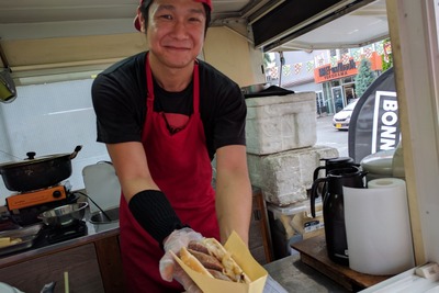 「好きだからクルマの傍で」ソーセージから手作りのホットドッグ…アルバーニ 画像