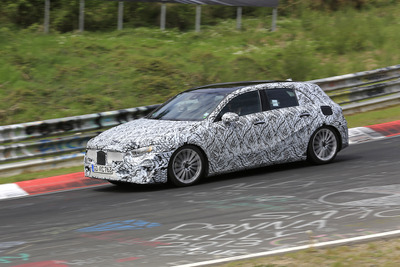 280馬力の新エンジン快調!メルセデス Aクラス 次期型、ニュルで高速テスト 画像