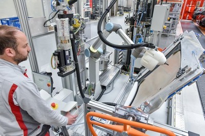 クララが建った…アウディが人間と協調するロボットを組み立てに導入 画像