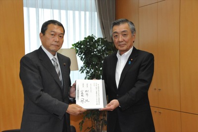 小此木・松本、新旧内閣特命・国家公安委員長引継「交通事故死者数が減少にあるが…」 画像