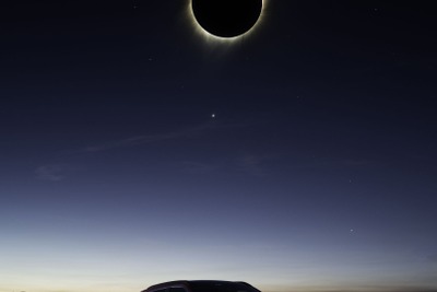 三菱 エクリプス クロス、皆既日食とのツーショット撮影に成功 画像
