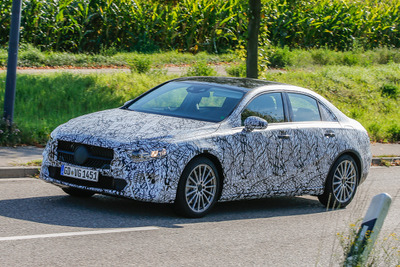 CLA ではない!メルセデス Aクラス にもセダン登場、開発車両をスクープ 画像