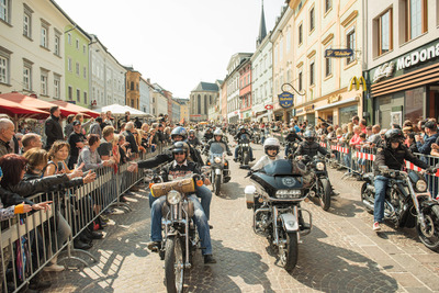 【ヨーロピアンバイクウィーク2017】東欧でも熱狂のハーレーフェス、20周年で12万人超7万台が集結!! 画像