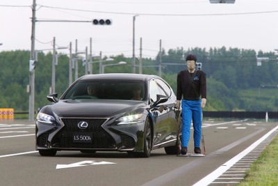 【レクサス LS 新型】車線変更に操舵回避も…自動運転に“つながる”先進技術を試した 画像