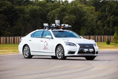 トヨタ、最新の自動運転実験車を公開…助手席ステアリングの狙いは? 画像