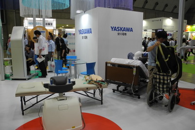 【福祉機器展2017】安川電機、新ブランドを立ち上げて医療・福祉用ロボット事業を新たな柱に 画像